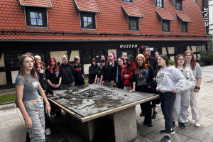 ludzie pozują przy makiecie