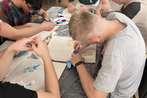 mężczyźni wykonują prace plastyczne