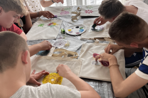 ludzie wykonują prace plastyczne