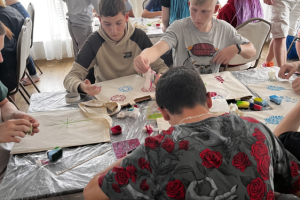 ludzie wykonują prace plastyczne