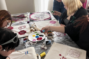 ludzie wykonują prace plastyczne