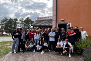 ludzie pozują do zdjęcia