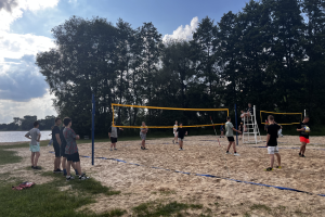 ludzie grają w siatkówkę