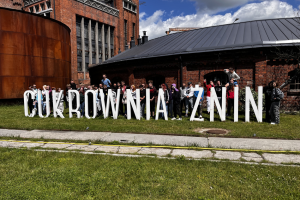 ludzie stoją przy napisie 3D cukrownia Żnin