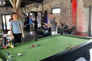 ludzie grają w bilarda