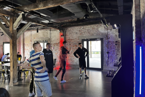 ludzie grają w darta