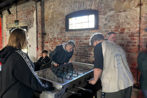 ludzie grają w piłkarzyki