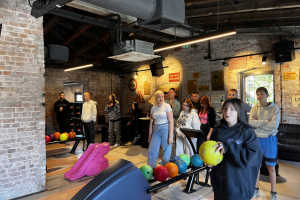 ludzie grają w kręgle