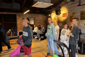 ludzie grają w kręgle