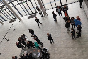 ludzie stoją, widok z góry