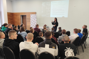 ludzie siedzą na krzesłach