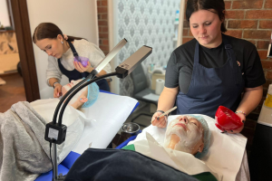 kobiety wykonują zabieg kosmetyczny