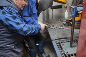 mężczyźni podczas spawania