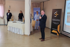 mężczyzna z mikrofonem