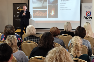 mężczyzna przemawia na konferencji