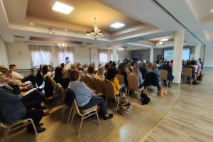 ludzie na sali konferencyjnej