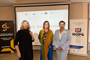 kobiety stoją na tle ekranu