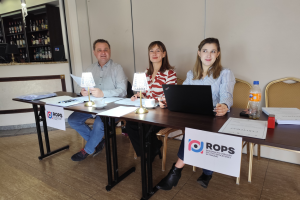 ludzie siedzą przy biurku