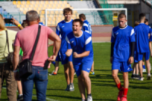 mężczyźni w sportowych strojach schodzą z boiska