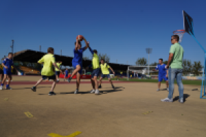 mężczyźni grają w koszykówkę