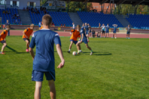 ludzie grają w piłkę nożną