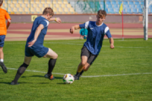 ludzie grają w piłkę nożną