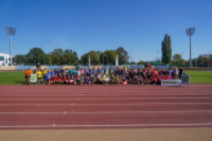 grupa ludzi pozuje do zdjęcia