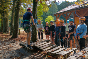 grupa dzieci w parku linowym