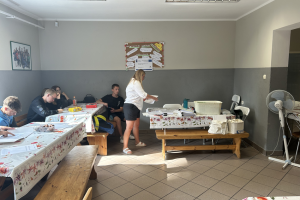 ludzie siedzą przy stołach