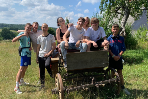 młodzież siedzi na bryczce