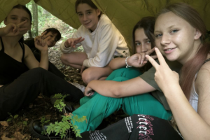 młode dziewczyny siedzą w namiocie