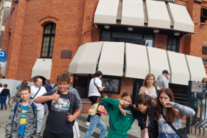 ludzie przed planetarium