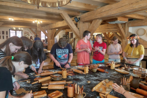 ludzie podczas warszatatów piernikarskich