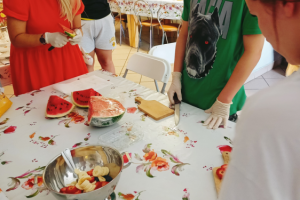 ludzi epodczas warsztatów kulinarnych