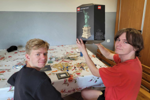 chłopcy układają klocki lego