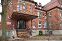 stary budynek z czerwonej cegły