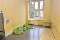 worki i materac leżą na podłodze