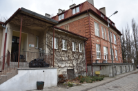 stary budynek z czerwonej cegły