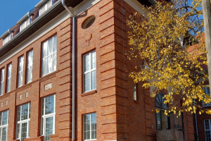 budynek z czerwonej cegły