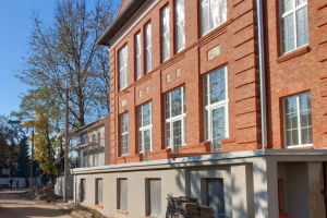 budynek z czerwonej cegły