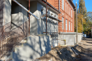 budynek z czerwonej cegły