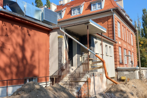 budynek z czerwonej cegły w remoncie