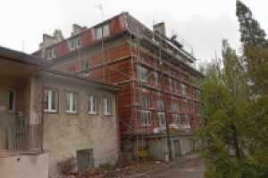 rusztowanie na budynku