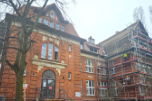 remontowany budynek z zewnątrz