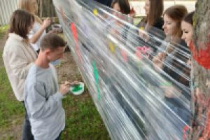 ludzie malują przezroczystą folię