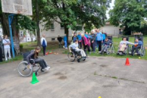 dwie dziewczyny ścigają się na wózkach