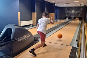 dziecko gra w kręgle