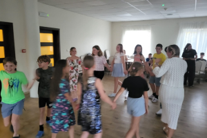 grupa dzieci tańczy w kółku