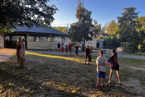 grupa dzieci gra w piłkę