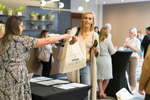 kobieta otrzymuje torbę od drugiej kobiety